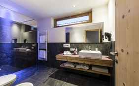 Badezimmer Familienzimmer Superior - Foto: Hannes Niederkofler